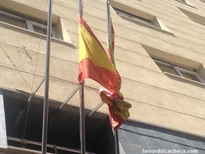 Les banderes de la Delegació del Govern 'estimant-se' 