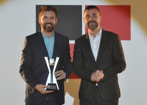 Toni Cruanyes rep el Premi Nacional de mans del conseller Santi Vila